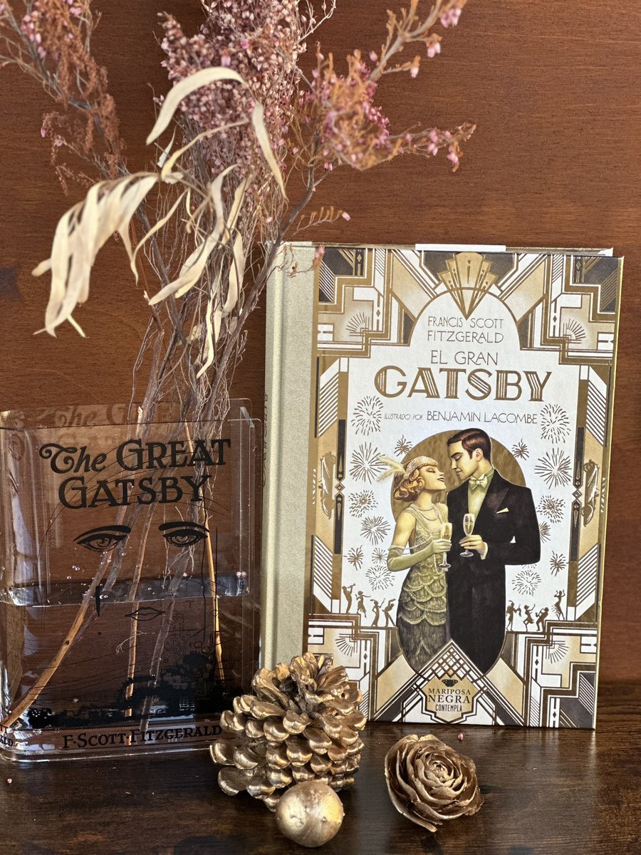 «Gatsby creía en la luz verde, el futuro orgiástico que año tras año retrocede ante nosotros»

✨El gran Gatsby 
F. Scott Fitzgerald ✨

🎨 Benjamín Lacombe 
<a href="/Edelvives/">Edelvives</a>