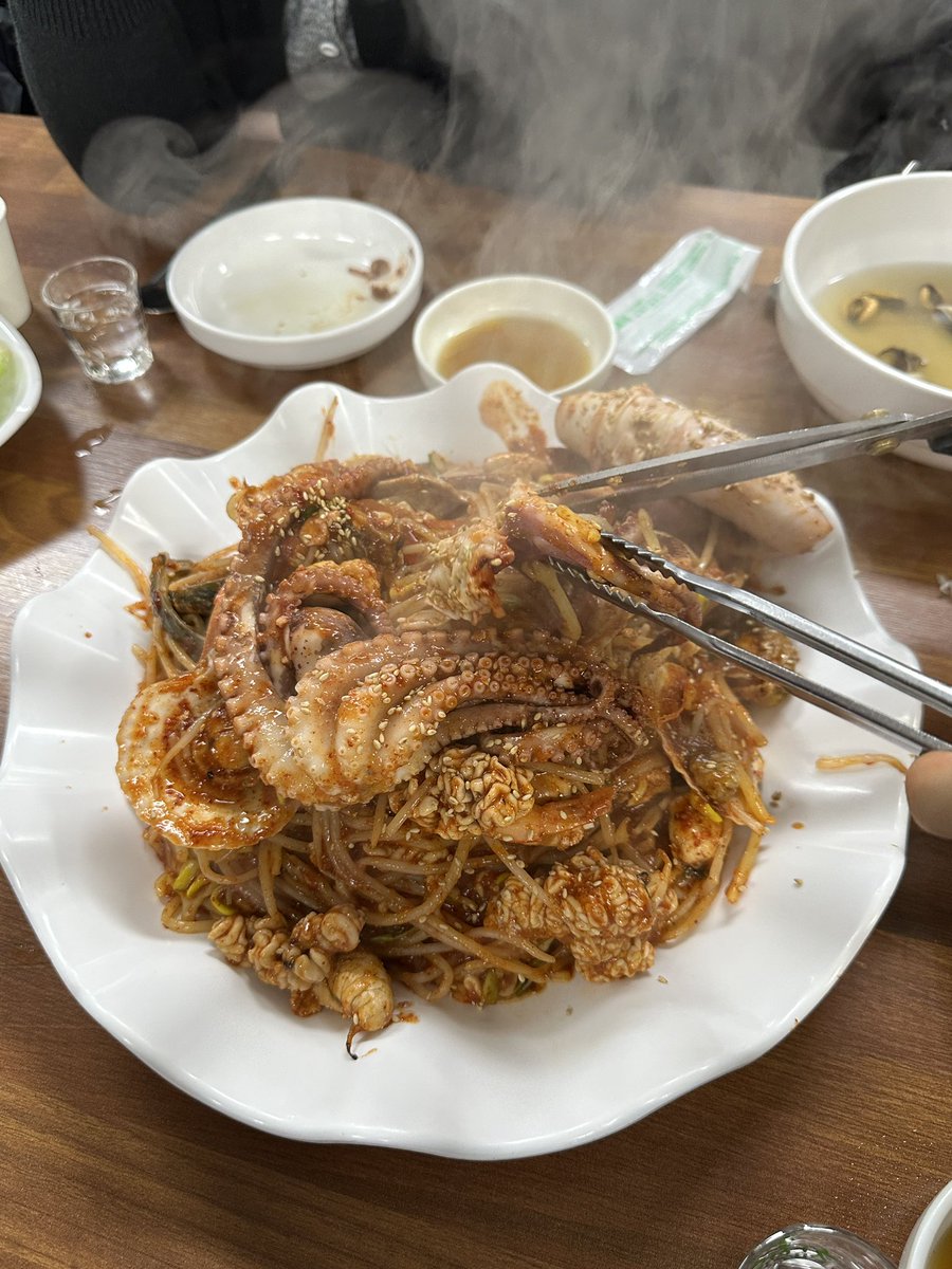 thregiprincess's tweet image. 2년 만에 들린 합정 군산아구찜
해물찜 소짜로 3명이서 먹어도 남음 
근데 볶음밥을 4인분 먹긴 했지만