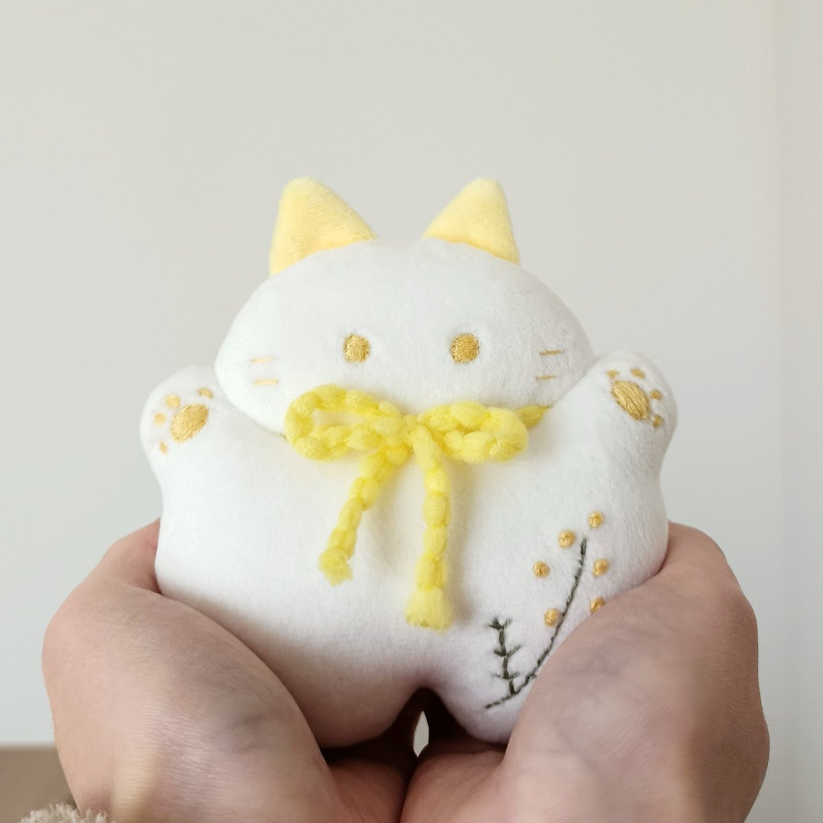 Dokunekoland's tweet image. おなかにミモザ、ミモザの花風おリボン、ミモザ要素がたっぷりつまったネコちゃんです💛
肉球もだんだんミモザに見えてきた…笑