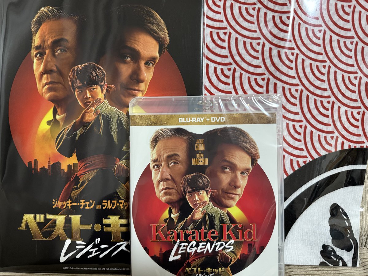 seiryugoods's tweet photo. レジェンズのブルーレイ届く！Amazon限定のバンダナ＋ビジュアルシート４枚。DVDは付けないで良いのでもう少し安くなれば。映画は短くテンポも良いから気楽に観られます。今夜観るか。　#ジャッキーチェン　#ベストキッド https://t.co/xGfGR9tqbE