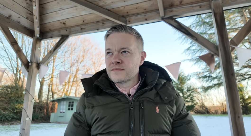 secondhandfart's tweet image. What girls see when their guy gets mogged off by the waiter.