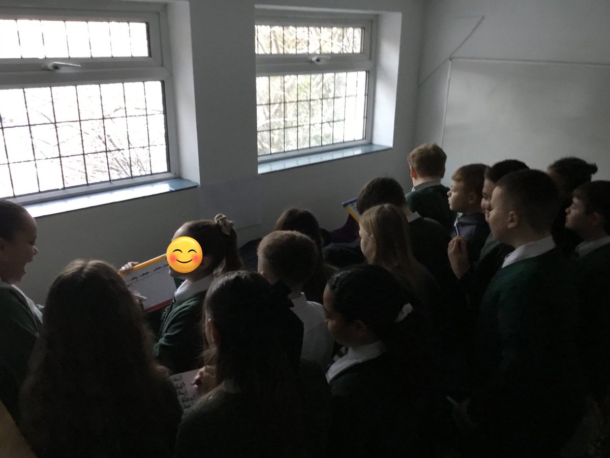 BentleyWestWS2's tweet image. We had an unexpected visitor in our corridor this morning. We asked questions and engaged in a class discussion. #BWreading #BWwriting