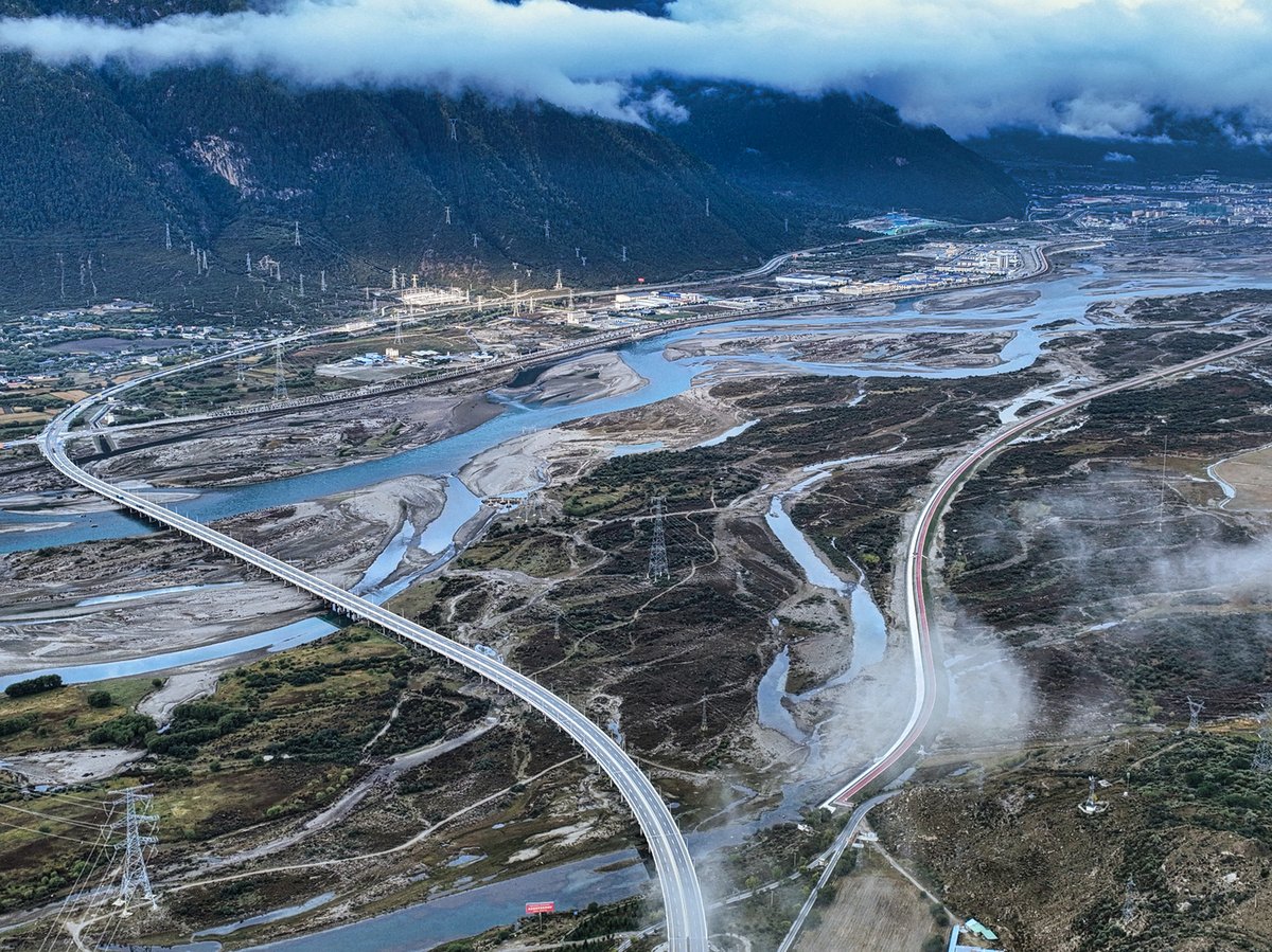 ChinaDaily's tweet image. The #Xizang autonomous region's efforts to build a modern transportation network brought its total length of #highways open to traffic to 125,200 kilometers by the end of 2025. #QualityGrowth bit.ly/3N51Tg8