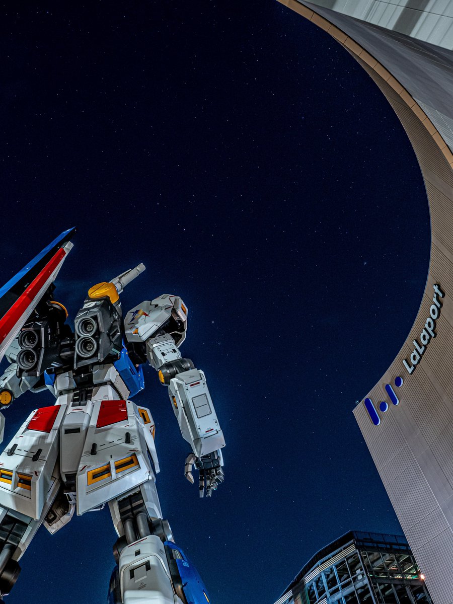 yoshi115t's tweet photo. 星空の実物大ガンダムたち。
※4Kで読み込み推奨

福岡でνガンダムを撮った日から、
いつかユニコーンと並べたいと思っていました。

Life-size Unicorn Gundam / ν-Gundam
#実物大ユニコーンガンダム
#実物大νガンダム #ららぽーと福岡 https://t.co/M4MVrUy6eK