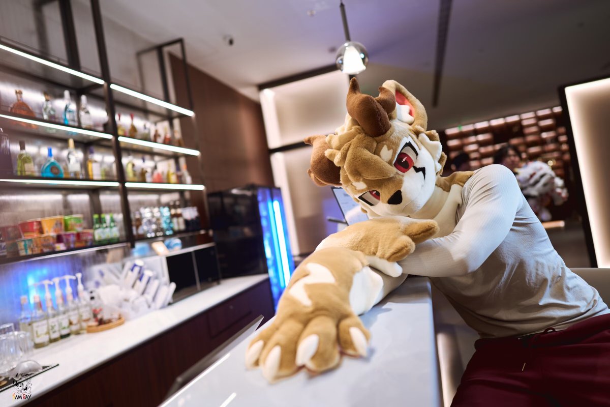 Wanna grab a drink with me? 🥂
可以陪我喝杯小酒吗～？