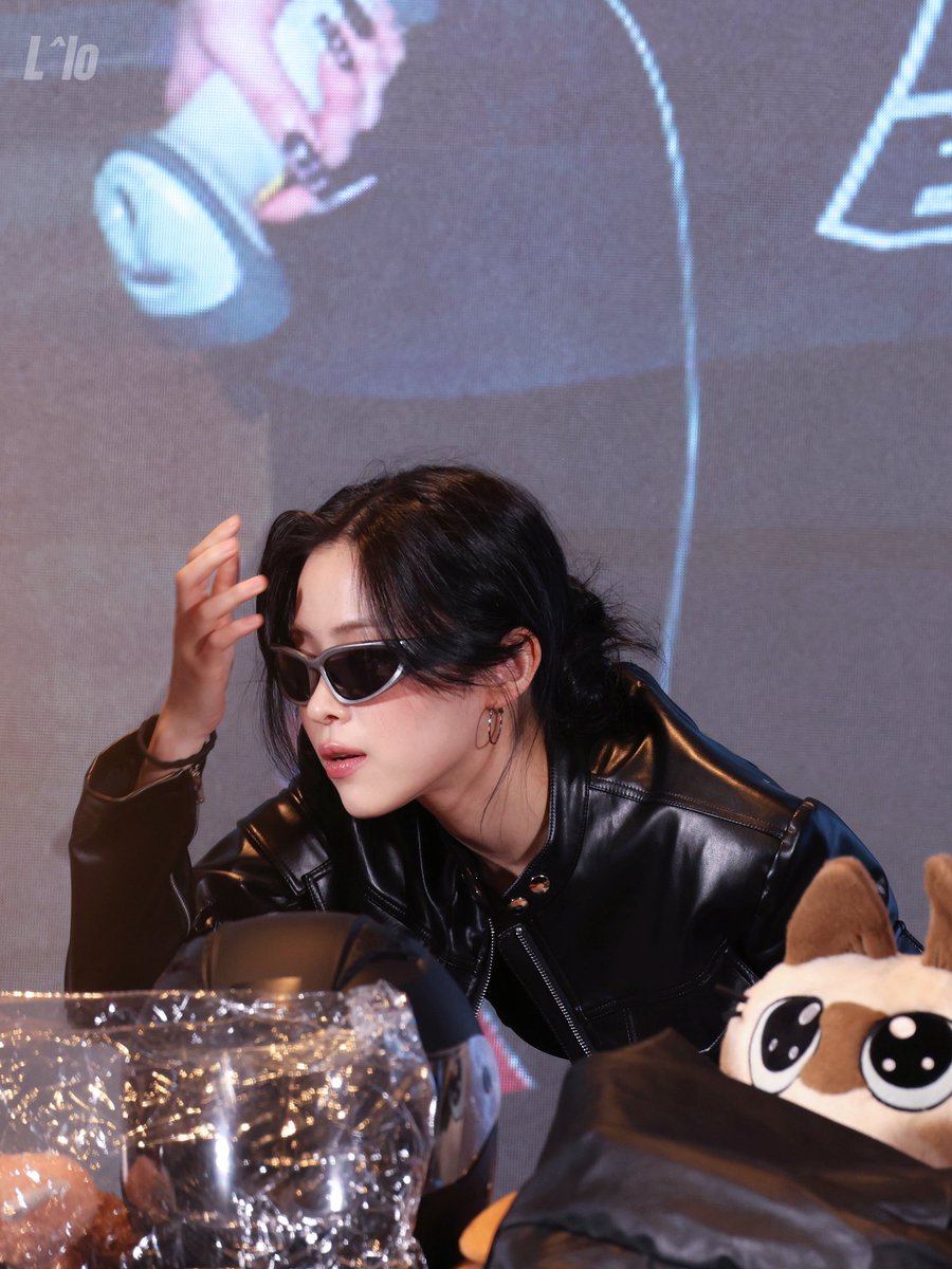 Llo0417's tweet photo. 260102  sr

🕶️

#있지 #ITZY  #류진 #RYUJIN https://t.co/Nsh1scH4ye