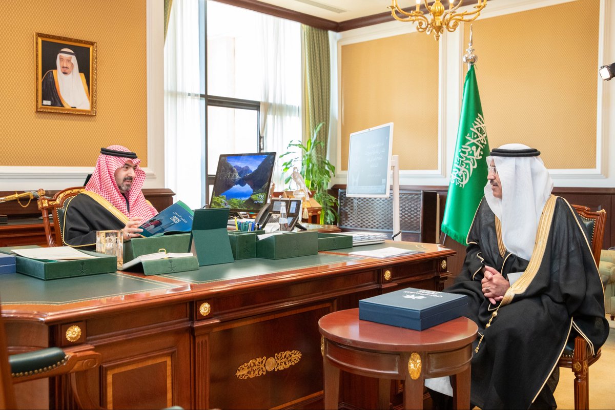 سمو #نائب_أمير_منطقة_تبوك الأمير #خالد_بن_سعود بن عبدالله الفيصل بن عبدالعزيز  يستقبل مدير عام فرع وزارة الموارد البشرية والتنمية الاجتماعية  بالمنطقة منيف بن هابس الحربي ويطلع على  التقرير السنوي للفرع لعام 2025م