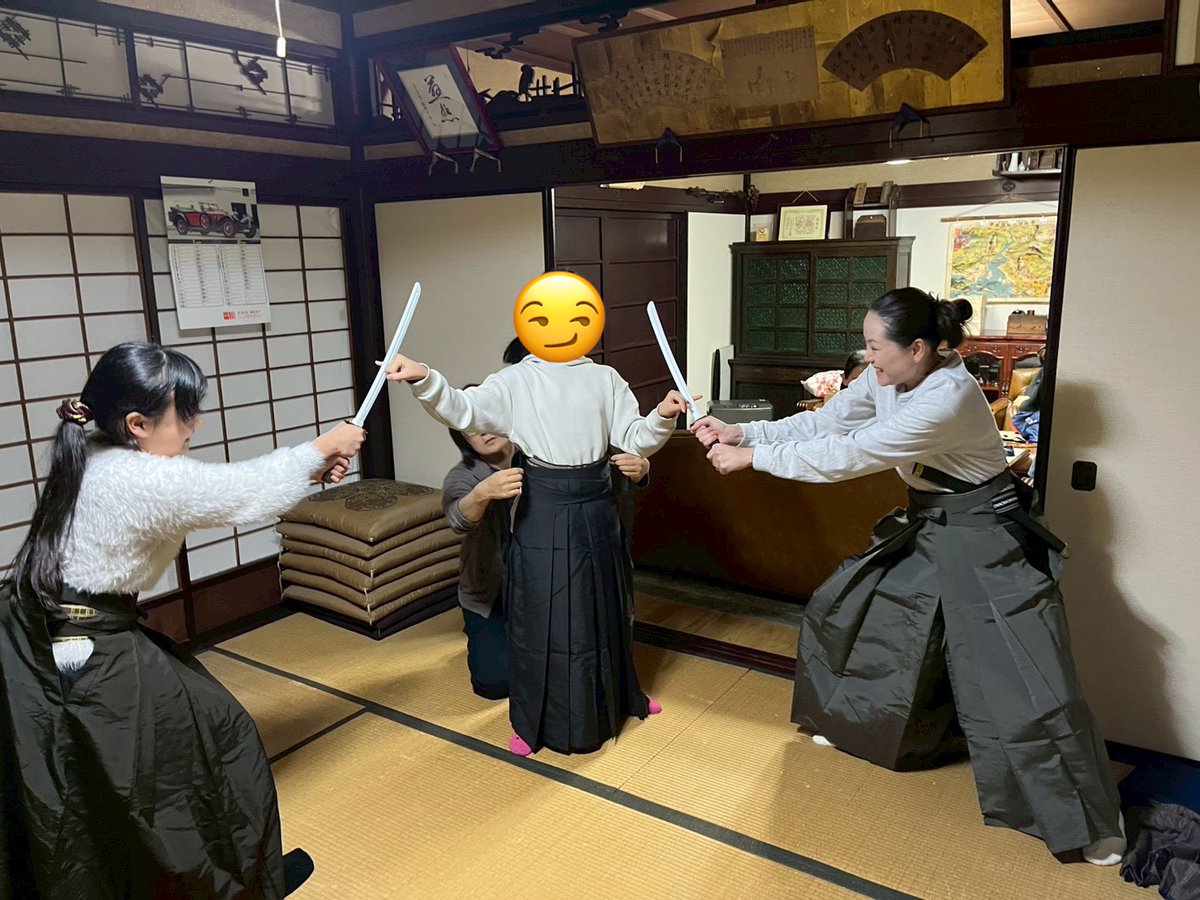 Ryu1072602's tweet photo. 昨日は今年一発目の練習日でした。袴の着付けを練習しただけで、真剣（おもちゃ）を指で白刃取りでき���まで上達しました😏 https://t.co/DfoKGa74QE