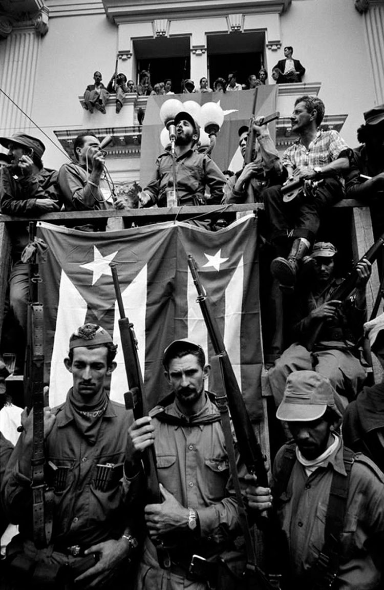 1963Analvj's tweet photo. #67AñosEnRevolución
🇨🇺 6/1/1959, un Día de Reyes diferente, la libertad como regalo.
🗣 #Fidel entra victorioso en la Caravana de la Libertad y le habla al pueblo de #SantaClara desde el edificio del antiguo Gobierno Provincial, hoy Biblioteca Provincial Martí. https://t.co/efgIfLOAwj