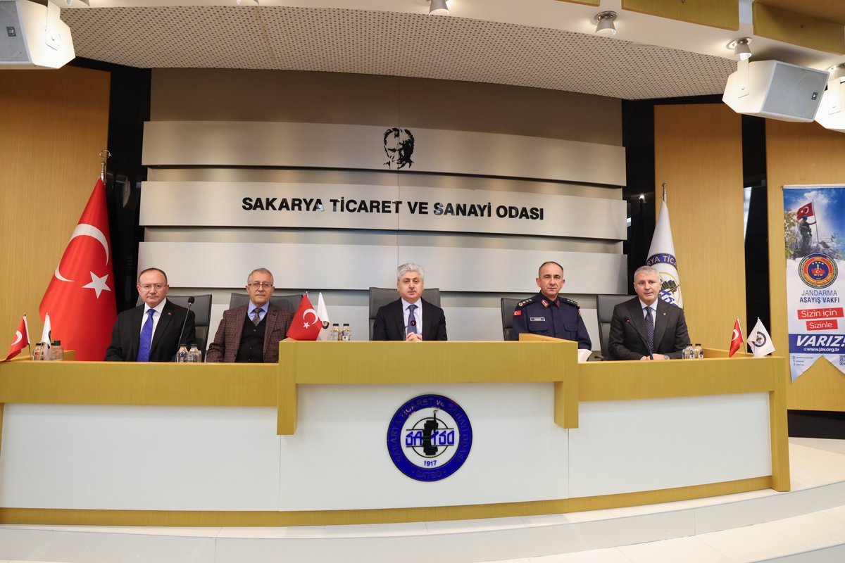 SakaryaValiligi's tweet photo. Valimiz Sayın Rahmi Doğan, Jandarma Asayiş Vakfı Genel Müdürü E. J. Kur. Alb. Mehmet Boyraz, Vakıf Üyeleri, İl Jandarma Komutanı J. Alb. Hasan Erbağ, SATSO Başkanı Akgün Altuğ ve iş insanlarının katılımıyla düzenlenen “Jandarma Asayiş Vakfı Toplantısı”na katıldı.

Toplantıda, Jandarma Asayiş Vakfının yürüttüğü faaliyetler, devam eden ve planlanan projeler ile Vakfın Jandarma Teşkilatına sağladığı katkılar ele alındı.