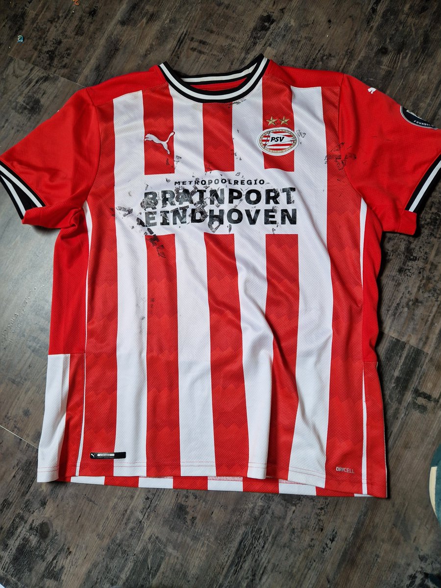 MagazineContent's tweet photo. @chrisje100 Hier idem. Niks geks gedaan, koud gewassen. Hoe kan dit @psv @PSVFANdesk ? https://t.co/j8P7TNGvGh