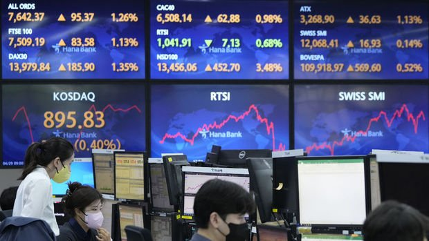 🌏 #Asya Piyasaları Pozitif

Asya endeksleri, #Çin teknoloji hisseleri ve enerji sektöründeki yükselişin desteğiyle güçlü seyrini sürdürdü.
📈 #HongKong  &amp; Şangay %1+, Nikkei %1’e yakın yükseldi.
🛢️ #Petroldeki yukarı hareket enerji hisselerini desteklerken,
💻 Asya teknoloji