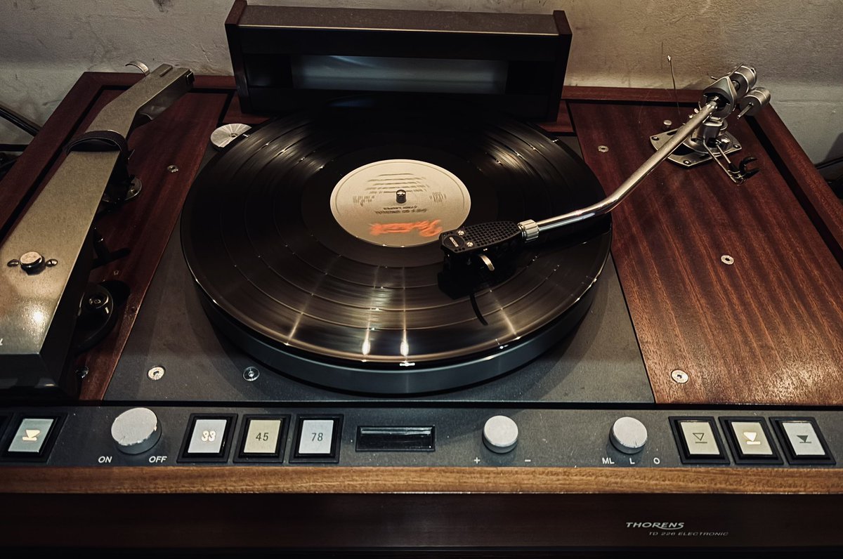 The first record I ever bought wasn't jazz, but Cyndi Lauper's She's So Unusual, as expected. I knew it would happen. Because what could I do? I had found it.
人生で初めて購入したレコードはジャズではなく案の定、Cyndi Lauper のShe's So Unusual となりました。