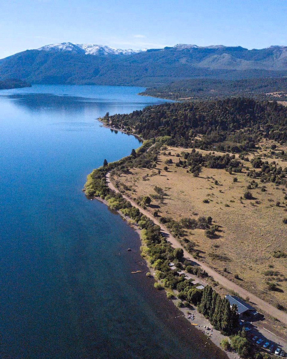 soymariche's tweet image. #LagoLolog, a unos 12 km de la ciudad de San Martín de los Andes. Playas extensas y aguas claras que invitan al deporte y el descanso #turismoSMAndes 👏🏼 #BuenMartes twitter! Patagonia neuquina y Argentina🛶🏖🌄💦💙