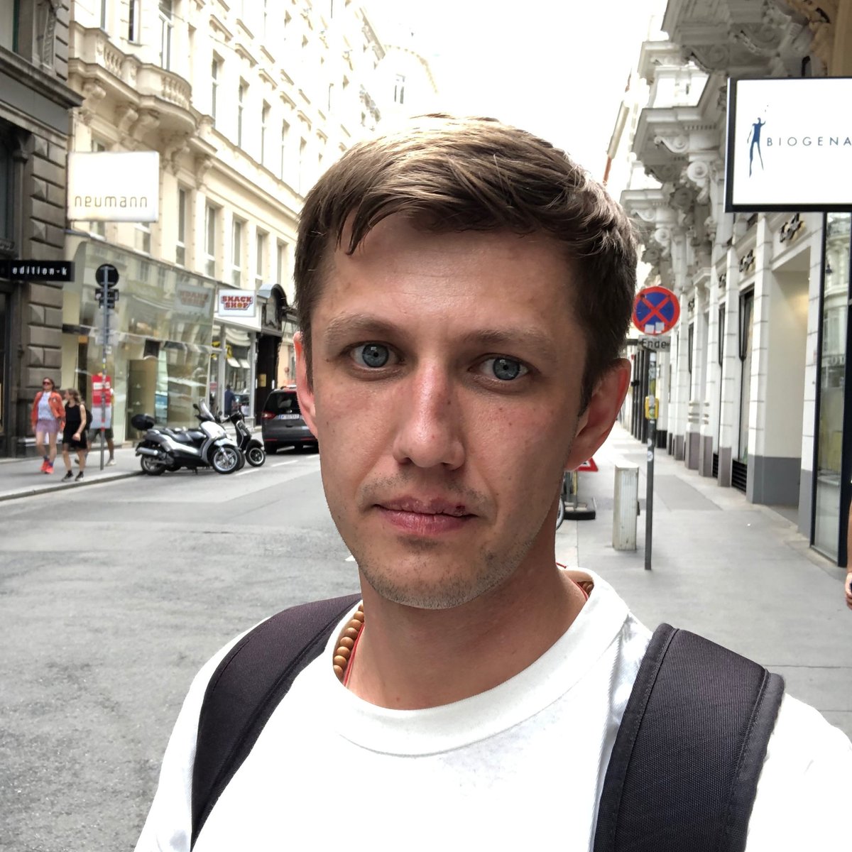 kortex25's tweet image. Сегодня 6 лет со дня ухода в Вечность моего сына Олега. Ему было 36. Олег был талантливым дизайнером и разработчиком брендов Аэрофлота, Теле2, Россельхозбанка и других предприятий. Он был дизайнером и другом группы Би-2, оформлял их альбомы. Всё осиаётся людям!