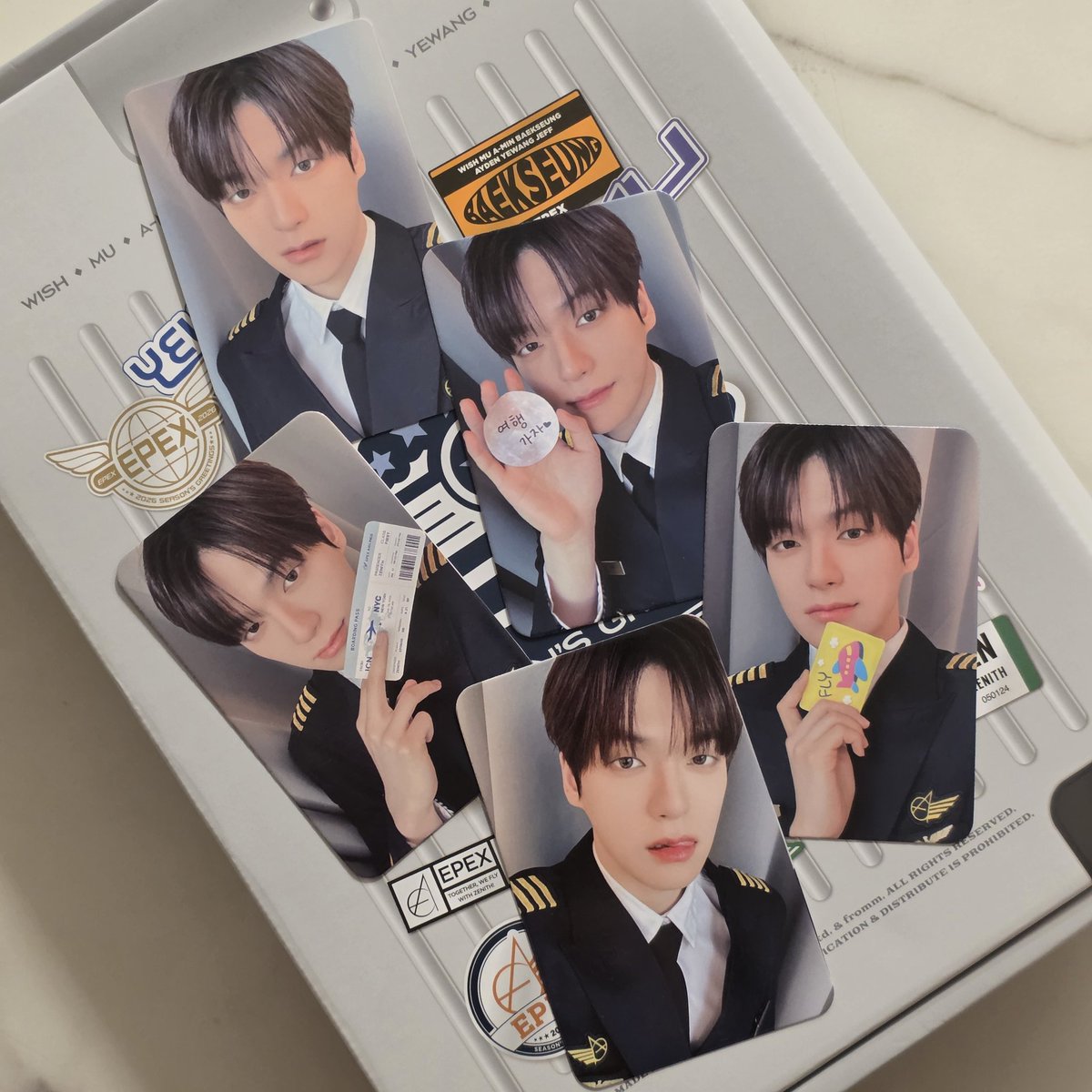 뱅기 뽑은 오빠 포카 다 넘 이쁘당👨🏻‍✈️✈️🩵 #위시