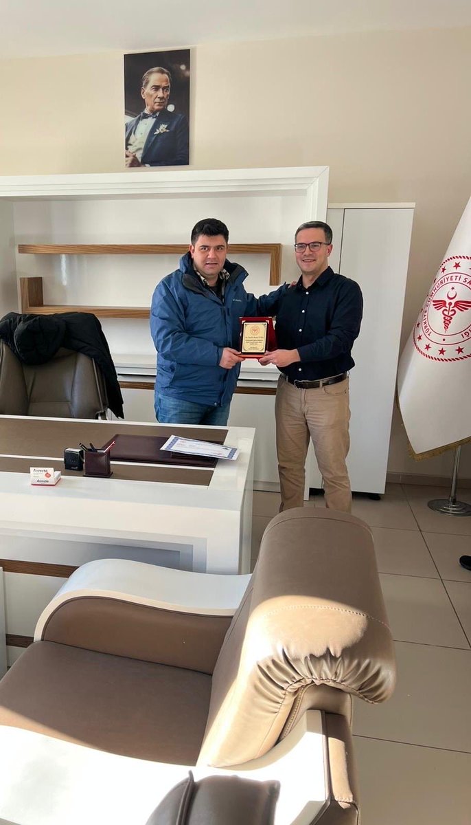 Karakocan_DH's tweet photo. Hastanemizde Başhekim olarak hizmet veren Uzm.Dr.Burak GÜNEŞ 31.12.2025 de hastanemizdeki görevinden ayrılmıştır. Kaymakamımız Furkan SEYMAN tarafından Başarı Belgesi verilmiştir. Doktorumuza  hizmetlerinden dolayı teşekkür eder yeni görev yerinde başarılar dileriz. @elazigism https://t.co/cDvseKTulB