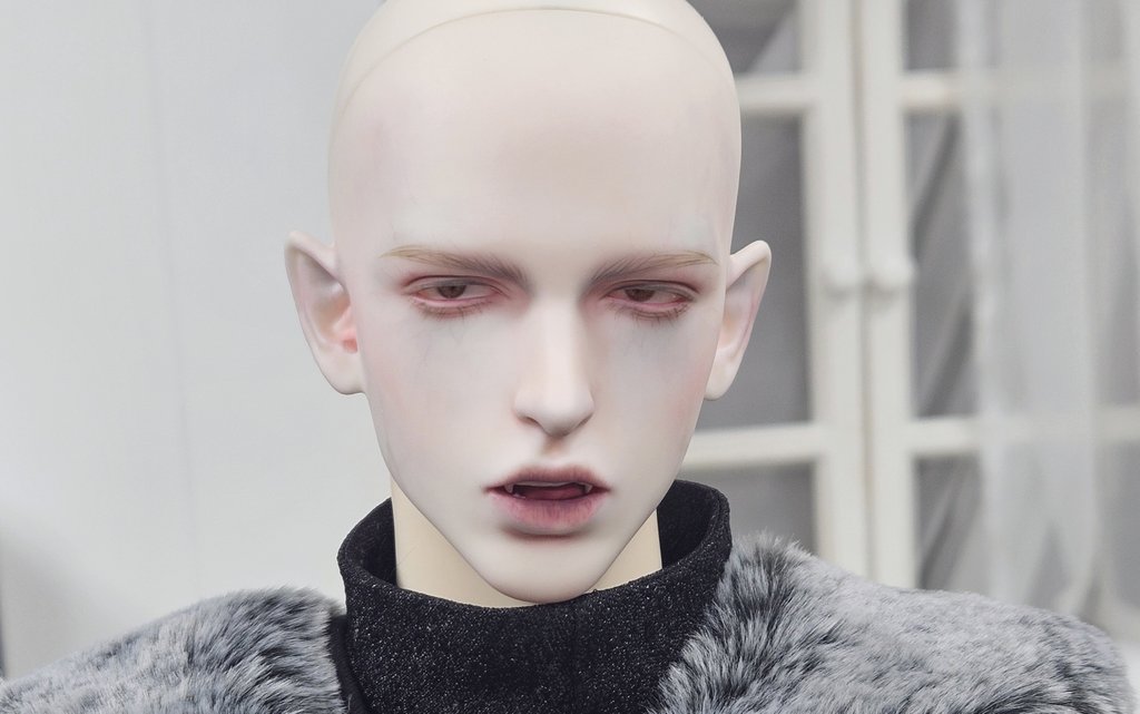 가발 고르는 데 시간 좀 필요하겠다...