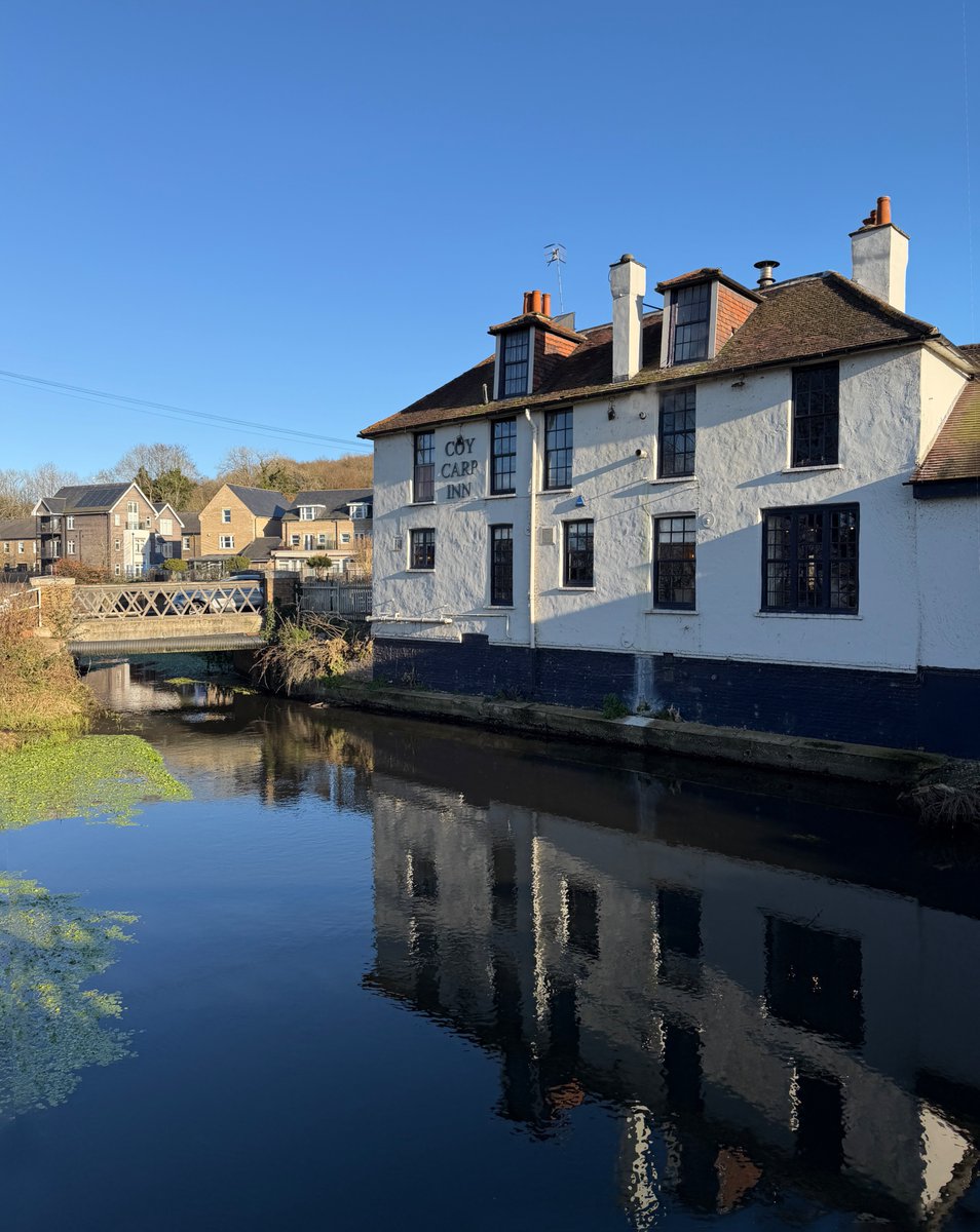 Fabulous lunch at the Coy Carp on a sunny but very cold Sunday! ❄️ Nestled between the Grand Union Canal and the River Colne, it's a great location and really busy, so always best to book a table! Also they take well-behaved dogs too! 🦮 

vintageinn.co.uk/restaurants/lo…

#coycarp #LDN