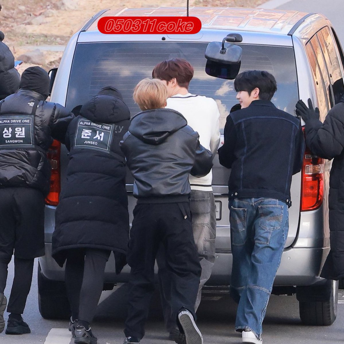 아니이건뭐 차를미는게 아니고 형을 미는 거 아냐?