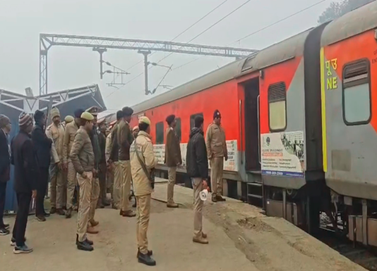 ani_digital's tweet photo. UP: 'Nothing as such found' in Kashi Express after bomb threat; investigation underway
Read @ANI Story | https://t.co/kgLANcMTdZ
#Bombthreat #KashiExpress #UttarPradesh https://t.co/RUfzzU1Uf6
