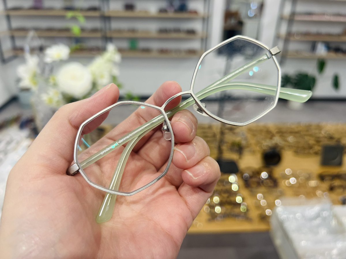 実は昨日もデニム着物で出勤してました。帯はりめいく屋キャンディさん <a href="/8Candy9/">りめいく屋キャンディ@モニター募集中</a> で購入した #キモノ用帯ベルト。ファスナータイプで着脱簡単！楽っ！！帽子はフォロワーさんから頂いた暗闇精神病棟さん <a href="/kurayami_kuro/">暗闇精神病棟</a> の猫耳付きキャスケット。メガネはprodesign:denmarkの多角形メタルフレームです