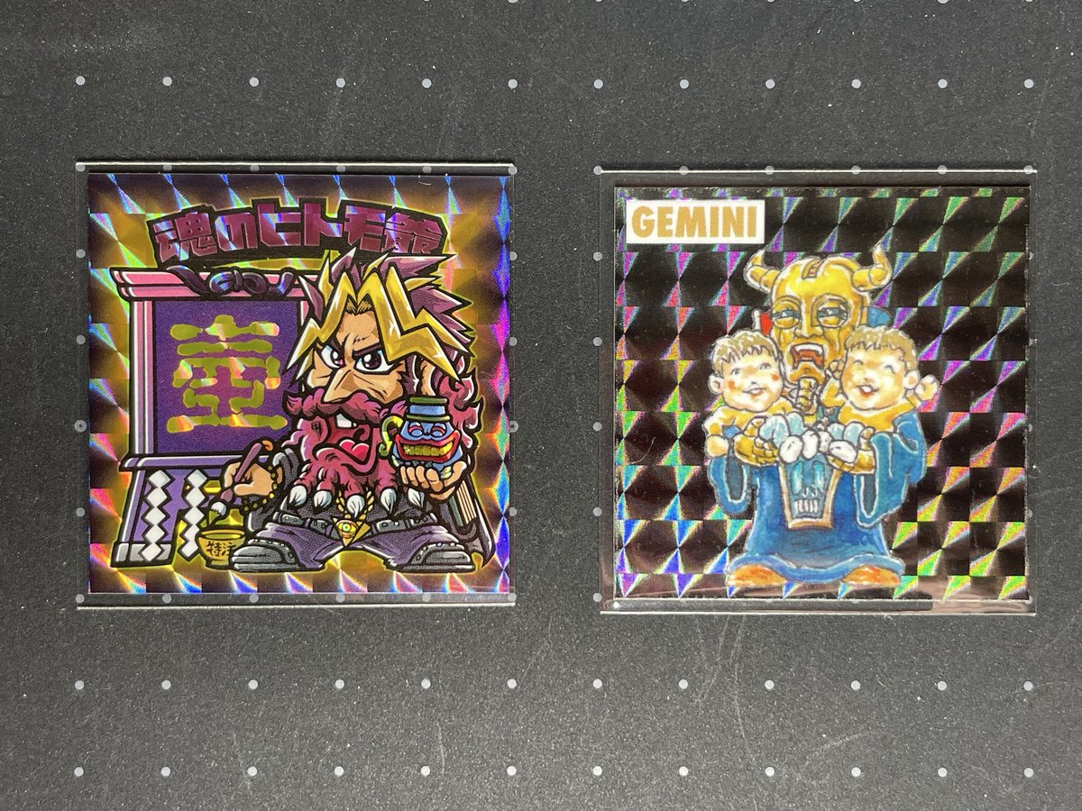 TUBOさん(<a href="/tubo_sticker/">TUBO</a>)とヒトモ爺、名刺シール交換させて頂きました😁✨ ヒトモ爺の漢字は「壺」。 遊戯王カード世代では無いですが何故か知ってる「強欲な壺」🏺 ネクロスの要塞風なシールに描かれてるのは双子の息子さんかな？😳 さしずめネクロスはTUBOさん⁉️🤣