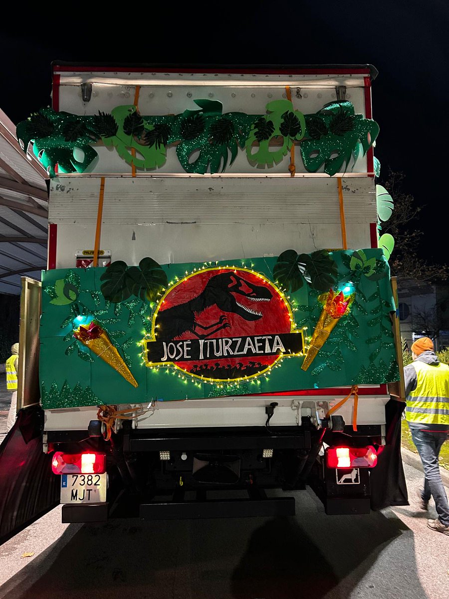 🦕🎉 Ni los dinosaurios se han querido perder la llegada de los Reyes Magos. Esta carroza de Jurassic Park, creada por nuestras familias con mucho cariño e ilusión, quiere desearos un Día de Reyes lleno de magia, sonrisas y momentos inolvidables. 👑✨
