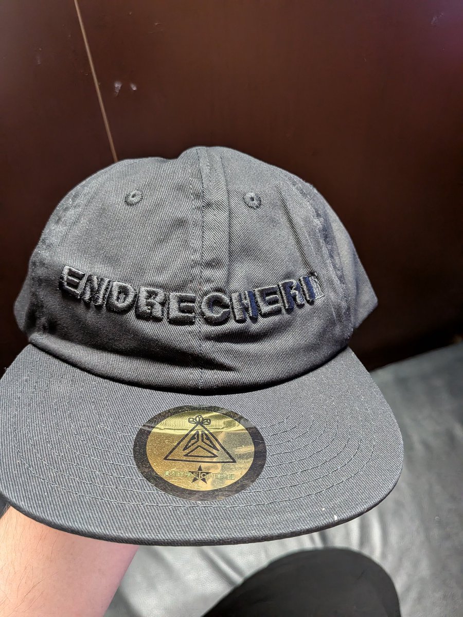 某雑貨屋に入って
男性アイドルのグッズ売ってたよなと思って探してみたら
いつのグッズが分からないですが
取り敢えずあったので3点購入

Tシャツのサイズが分からず
飾る用になるなと思ったら
普通に着れたの嬉しい

今年は初めて直接グッズ買えるといいなぁ

#ENDRECHERI
#堂本剛