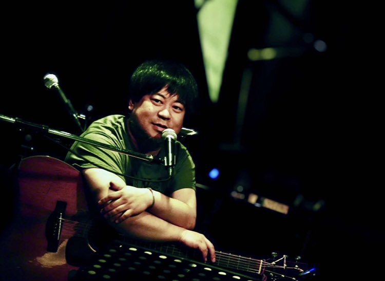 『アゴフェスvol.10』
出演者紹介②
河野圭佑

人の優しさや温かみ
そんな気持ちを
届けてくれる

楽曲の中の物語。
たくさんの
愛に包まれている