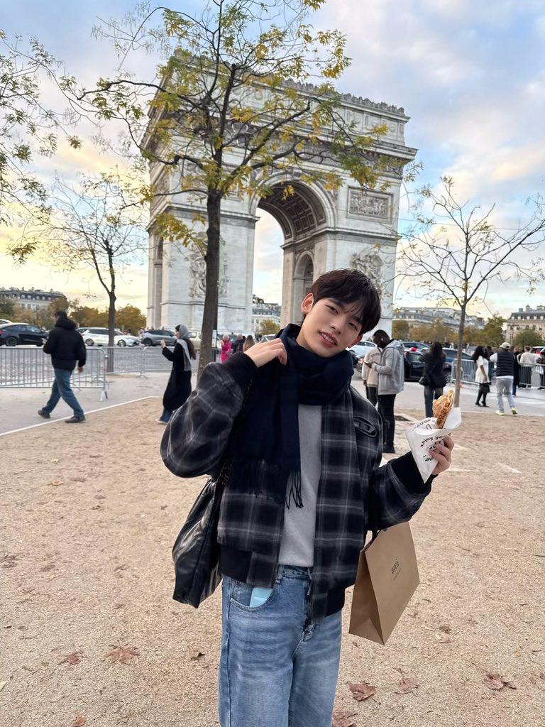 pporspnk's tweet image. ไปส่องเขาให้หน่อย เขาไม่รู้หรอกว่าเราเพื่อนกัน