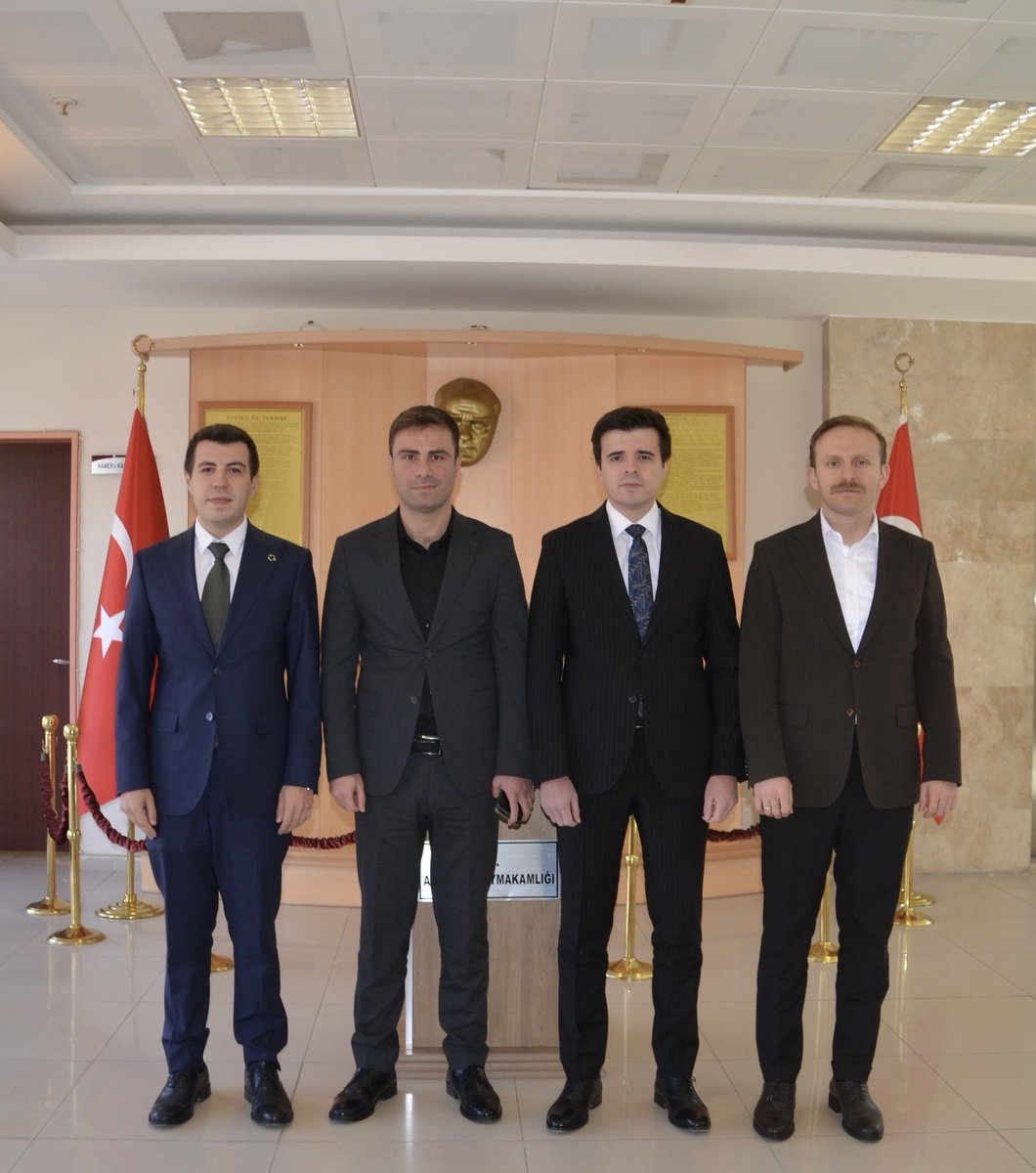 Boğazlıyan Kaymakamı Sayın Aydın YANIK, Sarıkaya Kaymakamı Sayın Mubin DEMİRKIRAN ve Yenifakılı Kaymakamı Sayın İsa UĞUR İlçe Kaymakamımız Sayın Latif KORALP’i makamında ziyaret etti.

İlçe Kaymakamımız Sayın Latif KORALP, nazik ziyaretlerinden dolayı kendilerine teşekkür etti.