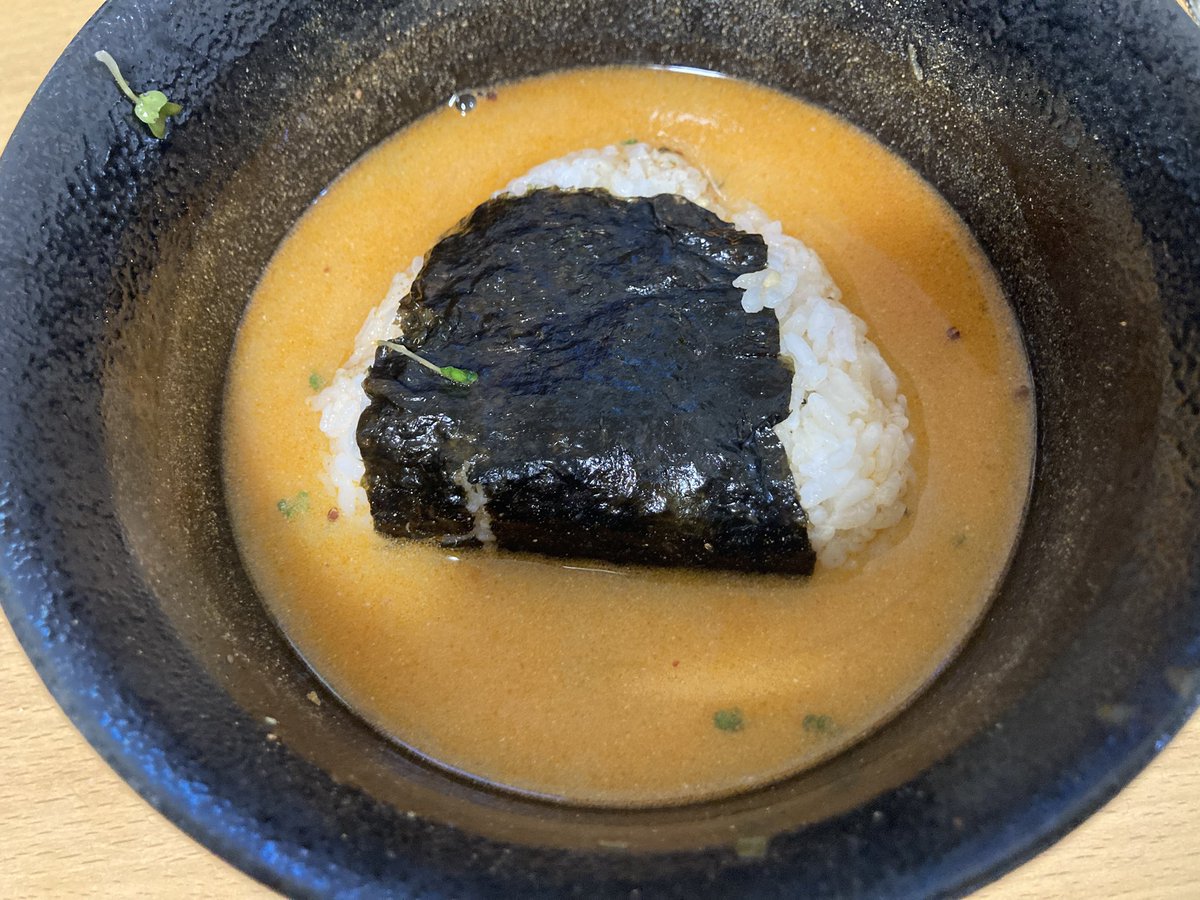 mae_chan9's tweet photo. トムヤムクンラーメンのしめにおにぎり https://t.co/l2LRexY14b