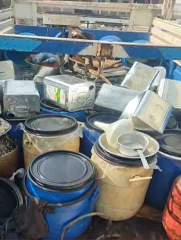 reporrtofficial's tweet image. 🚨 मिलावटी घी का बड़ा खुलासा!

लस्काना गांव में 319 किलो नकली घी पकड़ा गया।
वनस्पति और सोयाबीन तेल से तैयार, खुशबू के लिए एसेंस का इस्तेमाल।
₹150/kg लागत, दुकानों को ₹300 में सप्लाई, ग्राहकों को ₹500 में बिक्री—महीने की कमाई ₹5–6 लाख!

#FakeGhee #FoodAdulteration