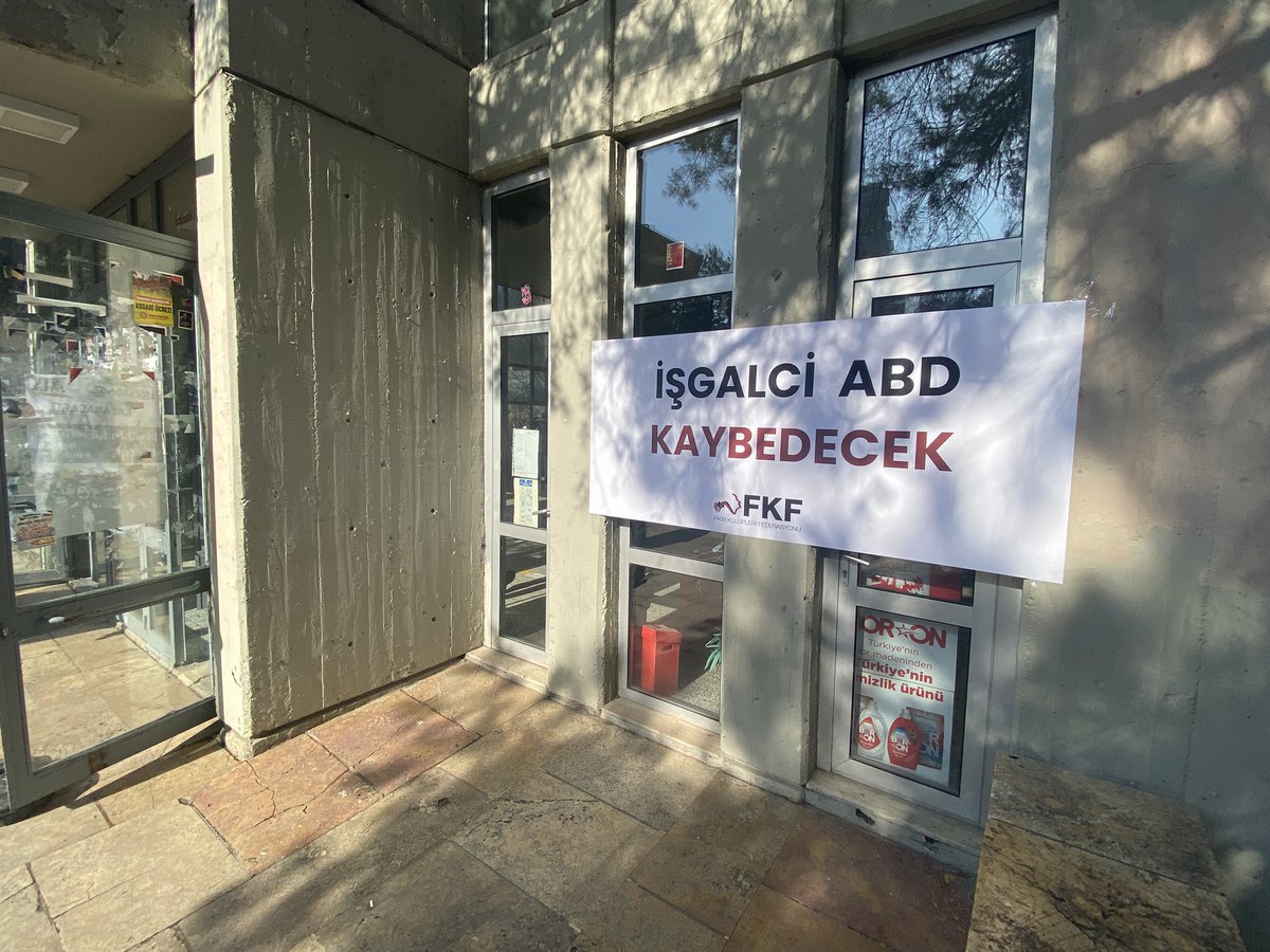 ODTÜ’ye gelen “Vietnam Kasabı” Komer’in aracının devrimci öğrenciler tarafından ateşe verilmesinin yıl dönümünde ODTÜ’den sesleniyoruz:

Vietnam'dan Venezuela'ya İşgalciler Her Zaman Kaybeder!