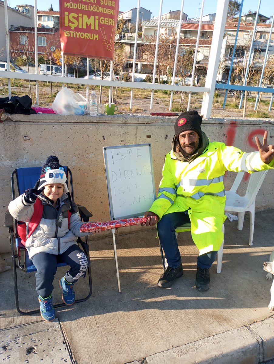 MAHİR KILIÇ: "DİRENİŞİ ÖNCE HALKIN VİCDANINDA KAZANMALISINIZ"

​İzmir Büyükşehir Belediyesi’ndeki işine 16 günlük açlık grevinin ardından muazzam bir direnişle geri dönen Mahir Kılıç, Express1917 ekibine verdiği röportajda işçi sınıfına ve direnişçilere kritik mesajlar verdi. Beş