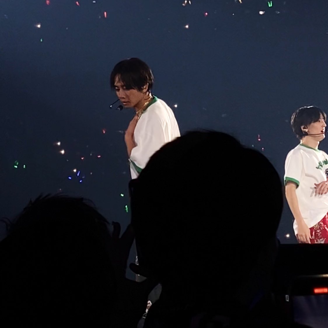 aritter_sea's tweet photo. 遅れましたが…s' travelersコンサートツアースタートおめでとうございます✨無事全日程走れますように🍓🚀

画質悪すぎですが😇1/4撮影可能曲🕺🪩好きなところ。
みんなでふりふり
華麗にジャンプ
最後ジャンケン✊✌️
落とした事に気づいて焦る(けどすぐ見つけて戻るのが凄かった👏) https://t.co/tHwntcaKDc