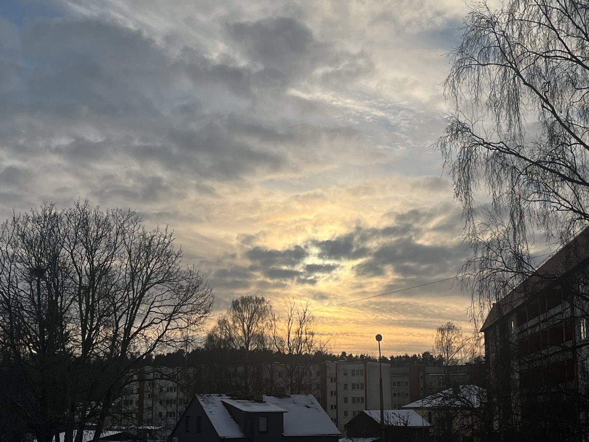 Ir dienas vidus, bet debesis kā saulrietā. Valmiera.❤️