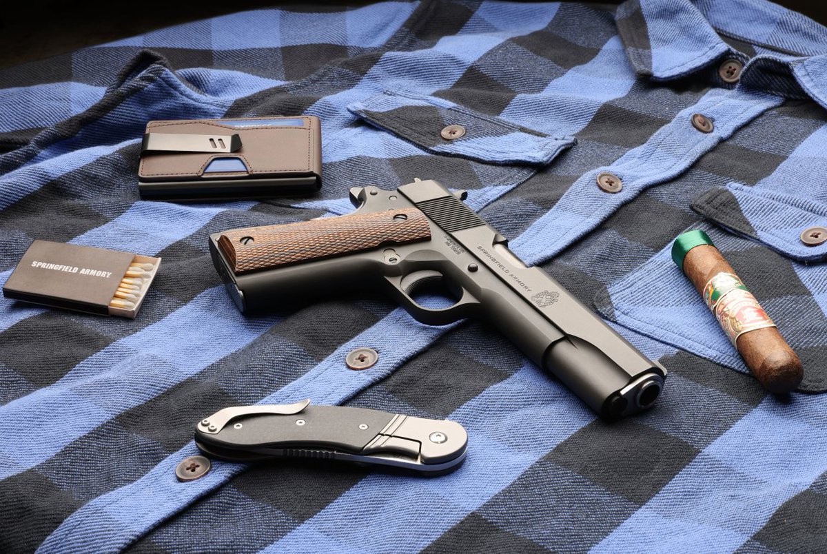 walserstactical's tweet photo. Winter carry doesn’t get more classic than this. Winter CCW allows larger sizes. https://t.co/1o4lwiBnqT