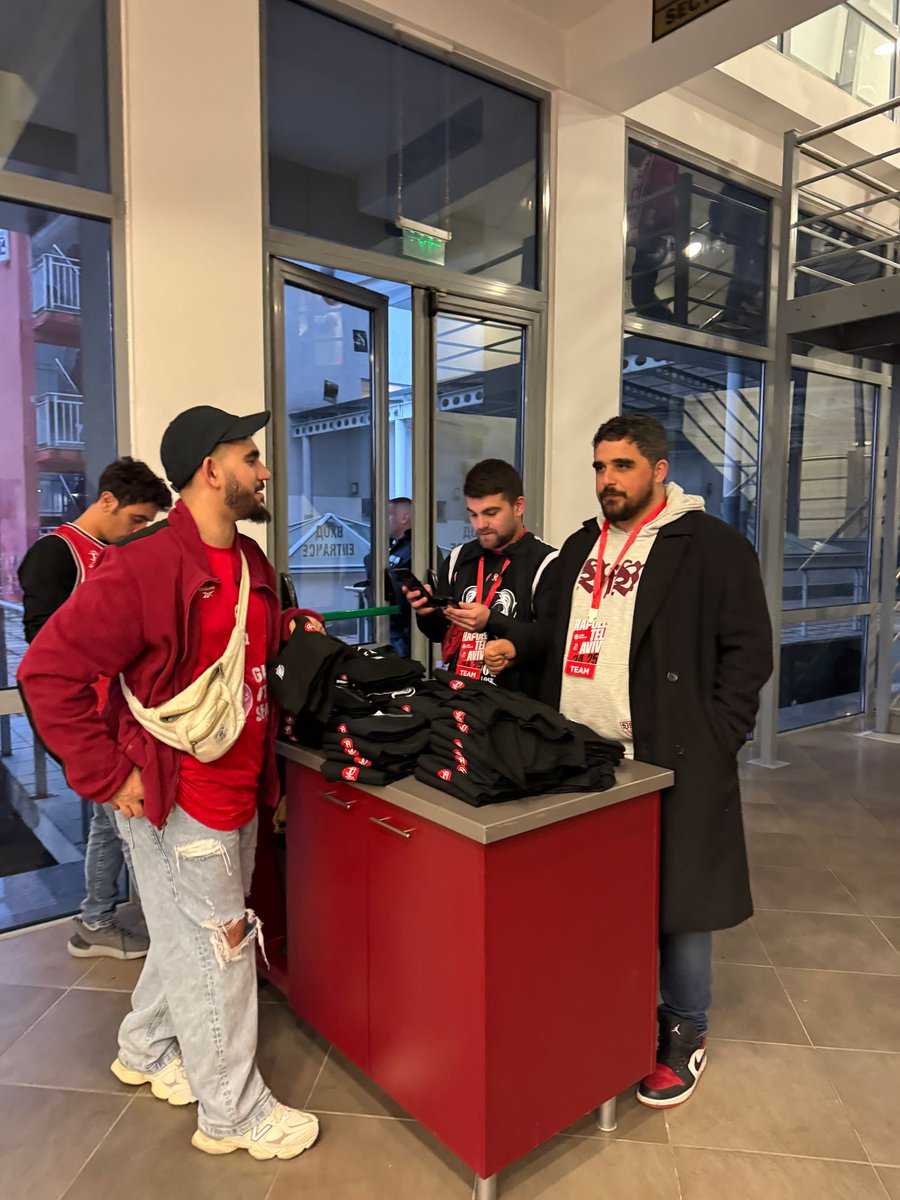 אנצל את הטראפיק:
אז אני מחפש עבודה
משהו בתחומי השיווק, מכירות, לוגיסטיקה, מיתוג, ניהול פרוייקטים.

בשנה וחצי האחרונה הייתי אחראי בהפועל ת"א כדורסל על כל מה שקשור להלבשה של הקבוצה הבוגרת, מרצ'נדייז, חנות ועוד כמה דברים.

בין הפרויקטים שניהלתי אפשר למצוא את הקמת מותג הבית של