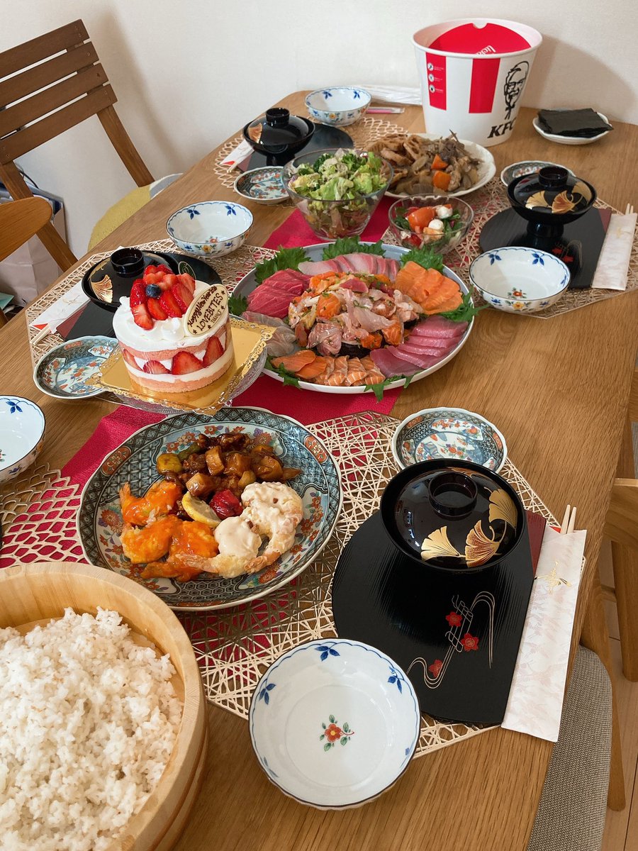 今日はLOVEBITES新年会でした🍣🍗🎂 和・洋・中みんなで持ち寄って
