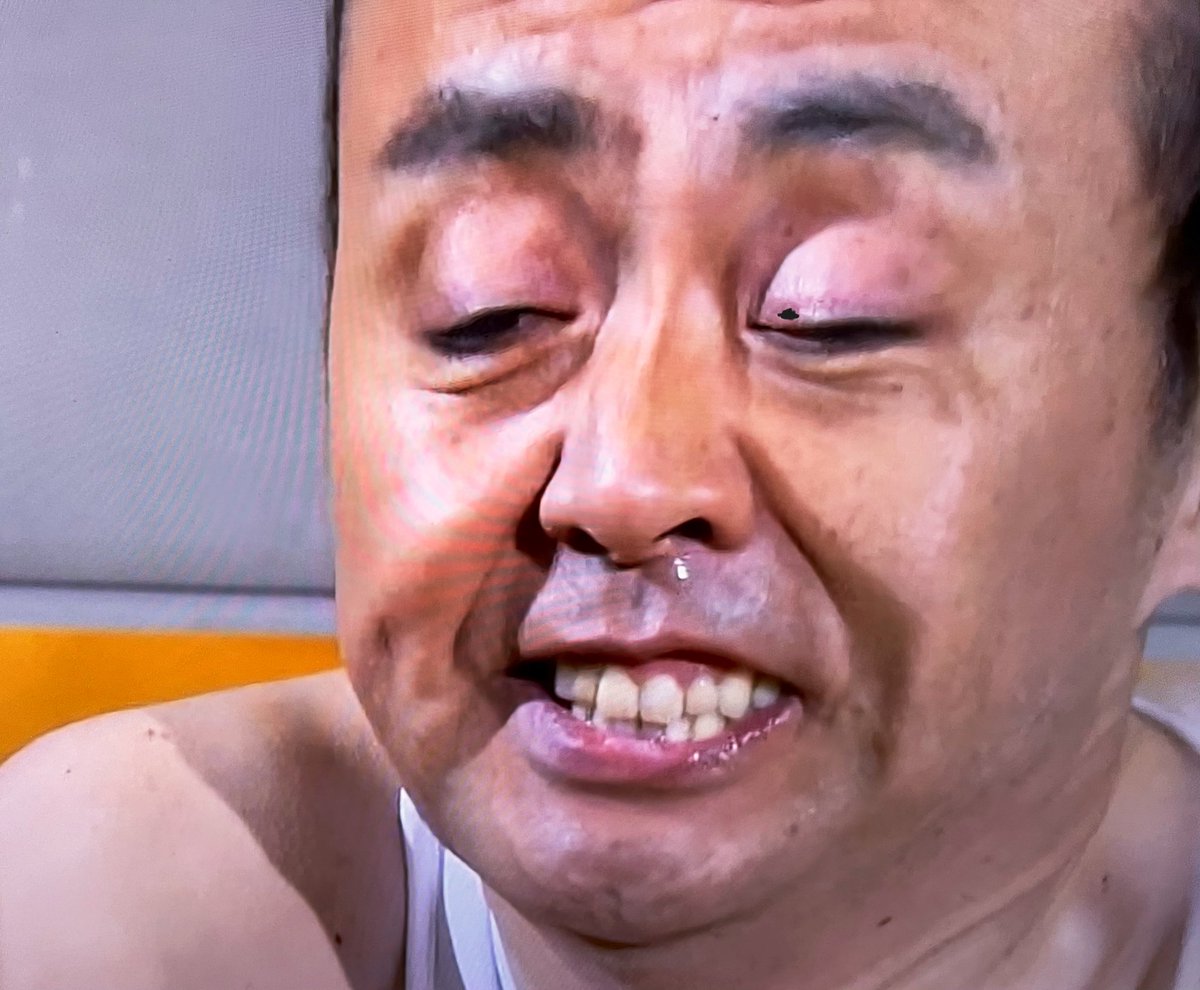 不倫されてドン底に落ちて死んでもおかしくないくらいの精神状態で、毎日仕事から帰ってきて玄関閉めた瞬間泣き崩れて、それでも必死に生きてて、ある日テレビから流れたあなたに声を出して笑った。「ああ私笑ってる」って文字通り命を助けられた。ありがとう。
生きてて良かったって今は思えるよ。