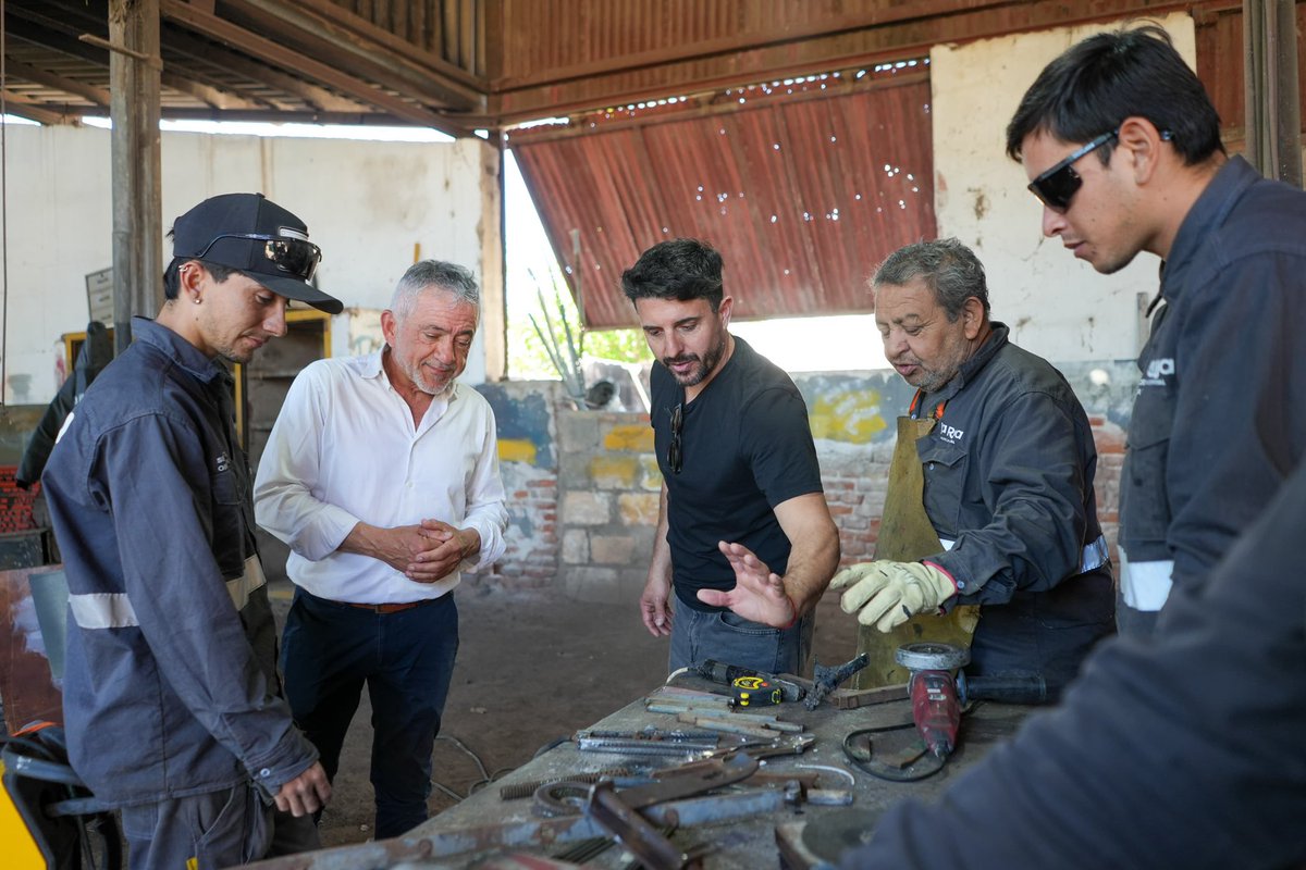 Desde hoy, el ARQ. GONZALO BUSTOS asume la SECRETARÍA GENERAL DEL MUNICIPIO, tras su paso por la secretaría de OBRAS PÚBLICAS. 

Este CAMBIO tiene el firme OBJETIVO de MEJORAR nuestros SERVICIOS. 

👇🏻
