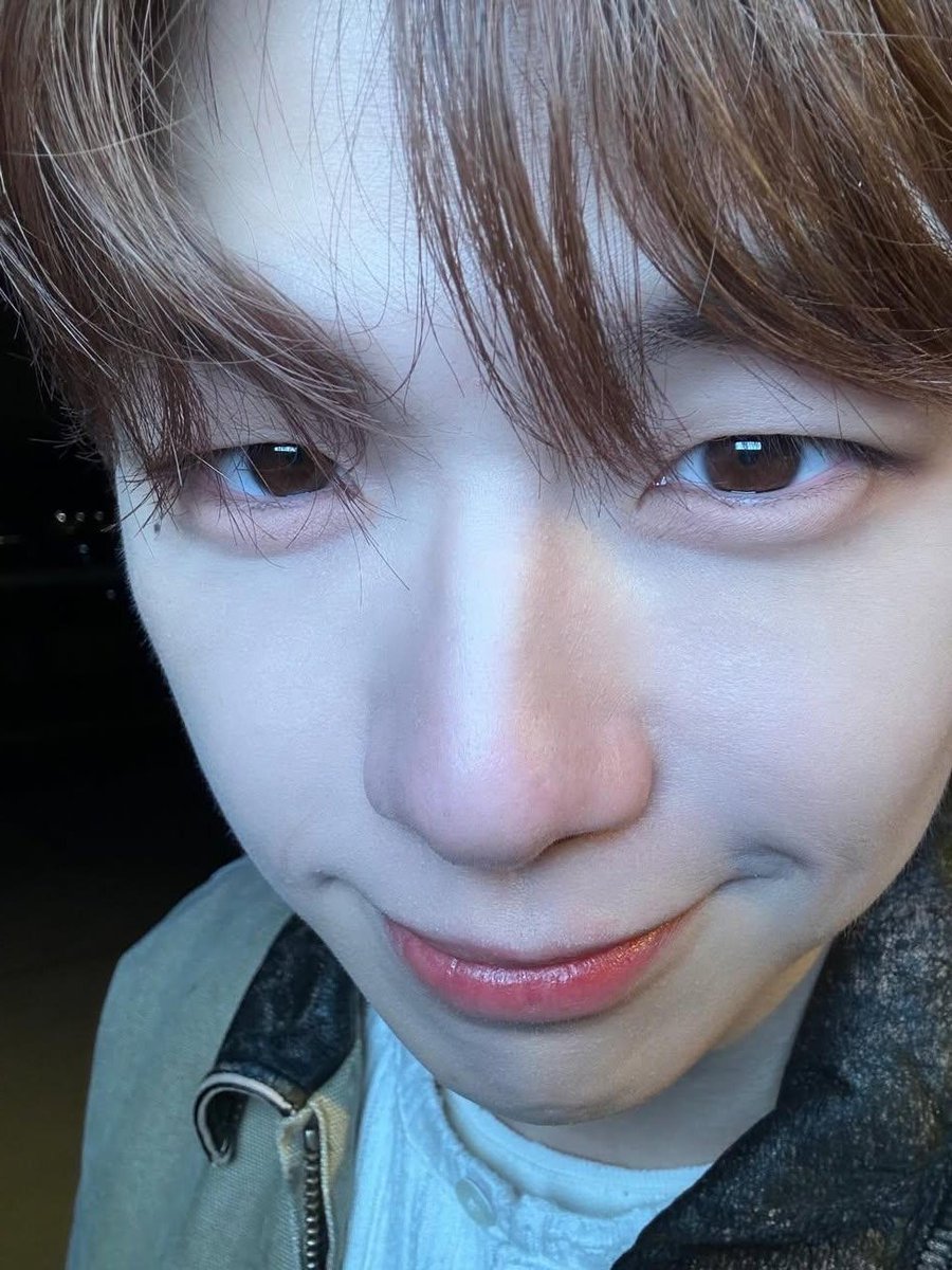 260106 Threads - 🐶 identity crisis

(From last night's posts) 
👤 Wow he looks like Kang Daniel 
🐶 Umm..
👤 Ohhh it's really Kang Daniel .. 

👤 He looks like Kang Daniel. 
🐶 LOL because it is ME ..

(Today) 
🐶 Hi. I am the Kang Daniel that feels like Kang Daniel and looks