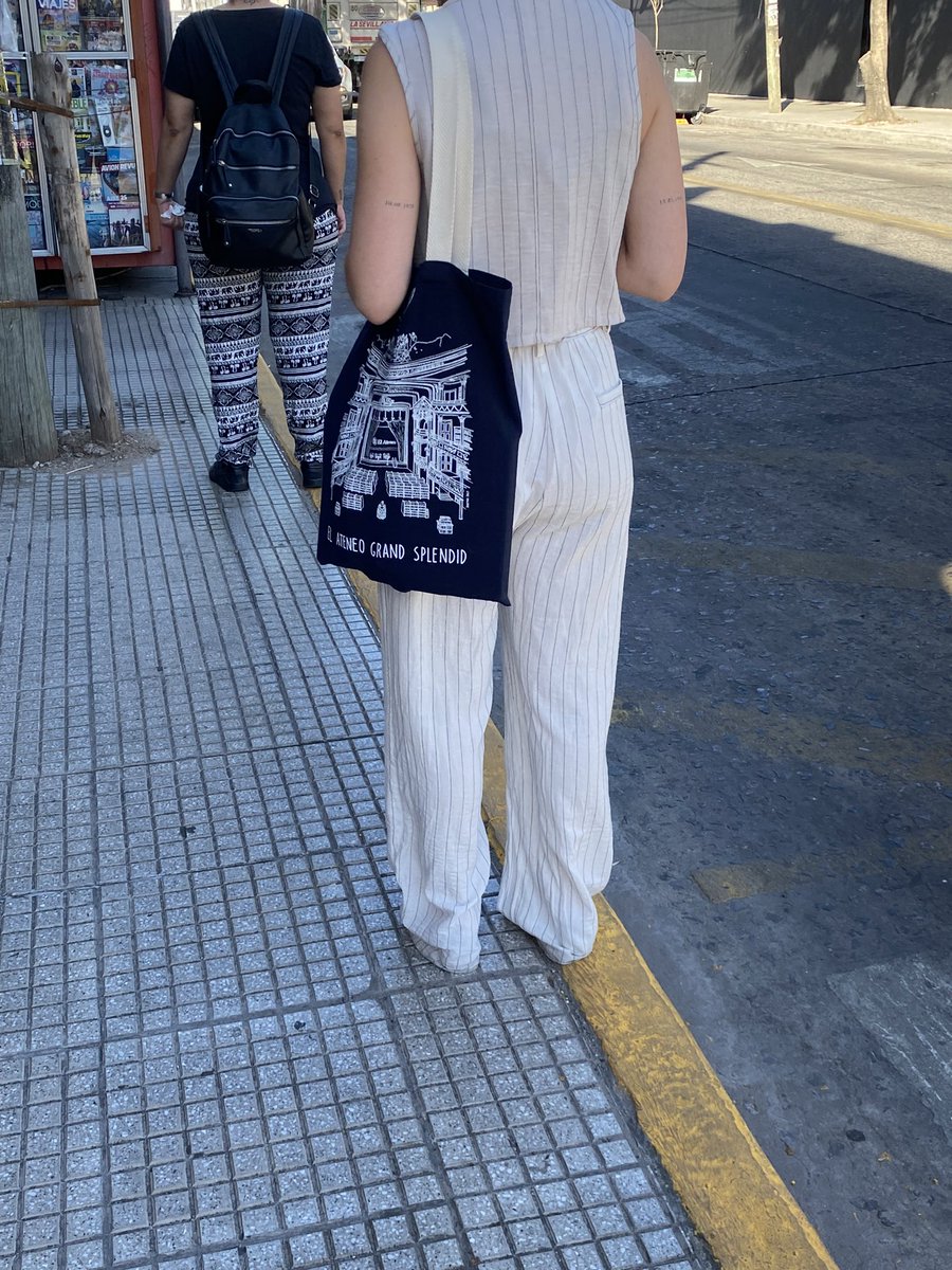 Me encantaría. Me encantaría no saber que ese conjunto no es de poliéster y esos anteojos no son MiuMiu.