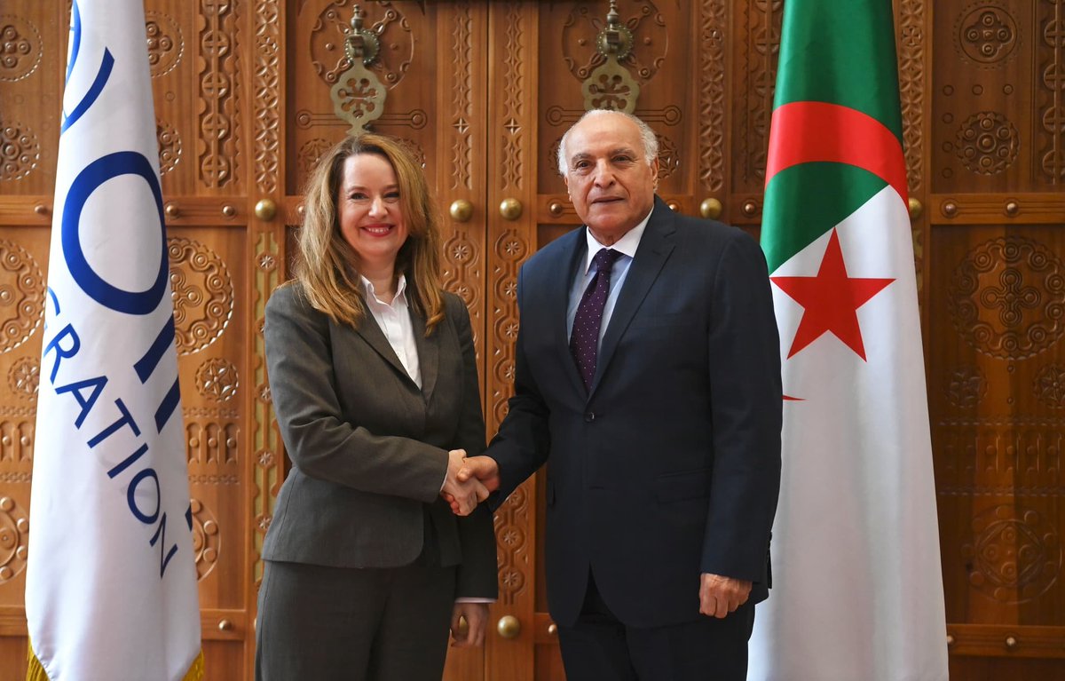 Algeria_MFA's tweet image. استقبل وزير الدولة، وزير الشؤون الخارجية والجالية الوطنية بالخارج والشؤون الافريقية، السيّد @AhmedAttaf_Dz ، اليوم بمقر الوزارة، المديرة العامة للمنظمة الدولية للهجرة @UNmigration ، السيّدة إيمي بوب @IOMchief، التي تقوم بزيارة رسمية إلى الجزائر.