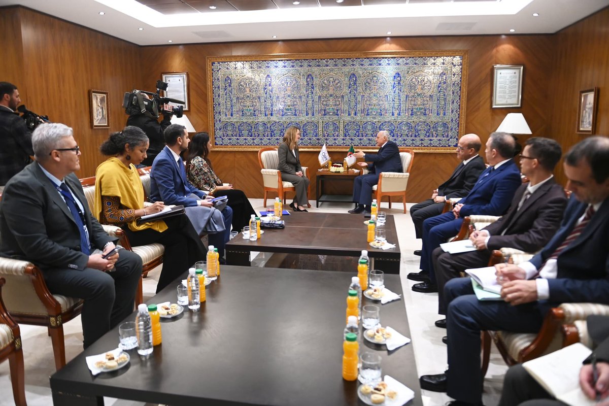 Algeria_MFA's tweet image. استقبل وزير الدولة، وزير الشؤون الخارجية والجالية الوطنية بالخارج والشؤون الافريقية، السيّد @AhmedAttaf_Dz ، اليوم بمقر الوزارة، المديرة العامة للمنظمة الدولية للهجرة @UNmigration ، السيّدة إيمي بوب @IOMchief، التي تقوم بزيارة رسمية إلى الجزائر.