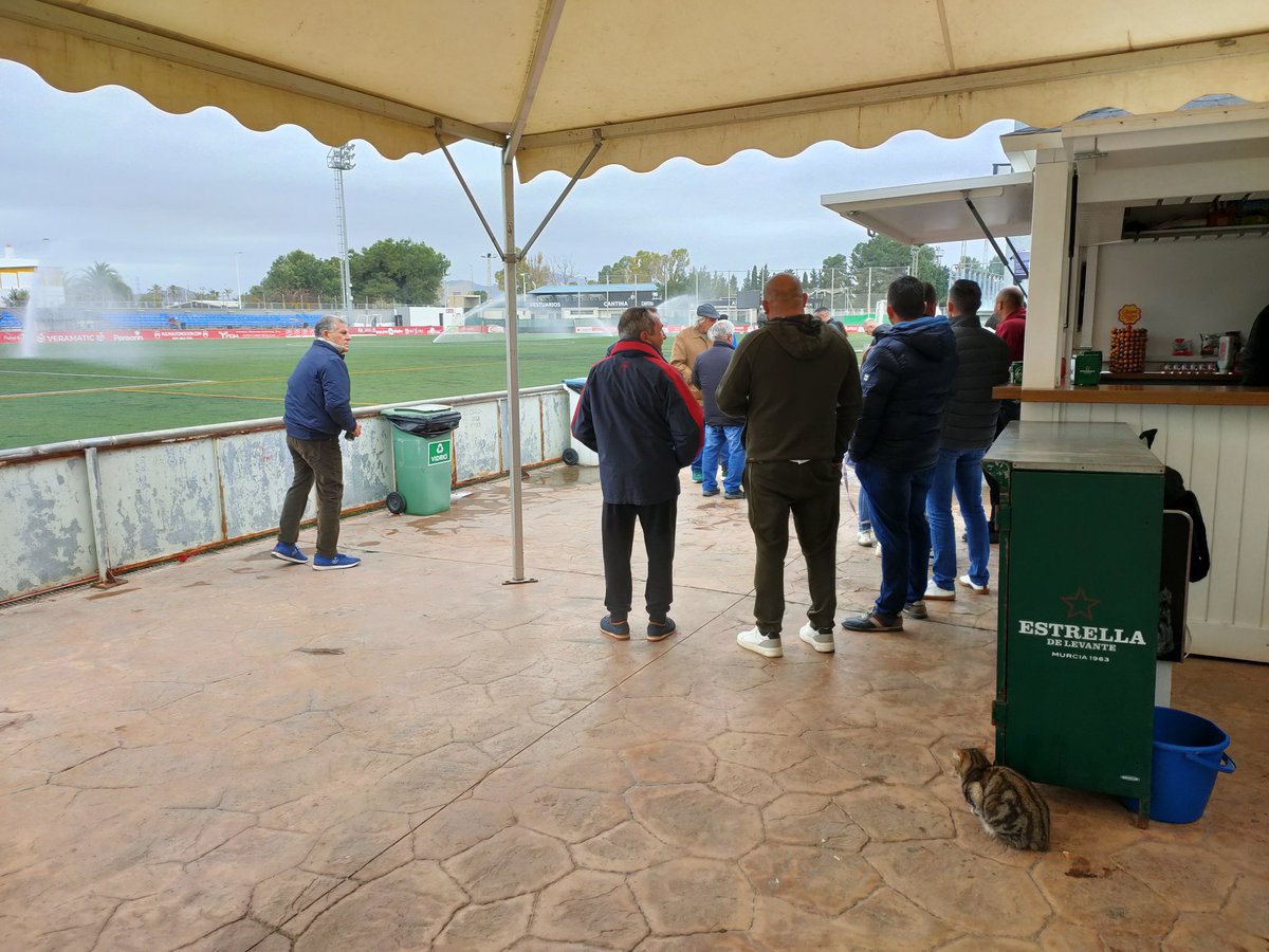 DDFM2_0's tweet image. Xmas holidays was another opportunity to catch some 3ª Ref Murcia action. Although @pulpileatletico stadium is located in Andalusia, they have placed their headquarters in Murcia. On Sunday they battled to a 1-0 win over @EGelpalmar. Cat in photo 4 was totally enthralled.