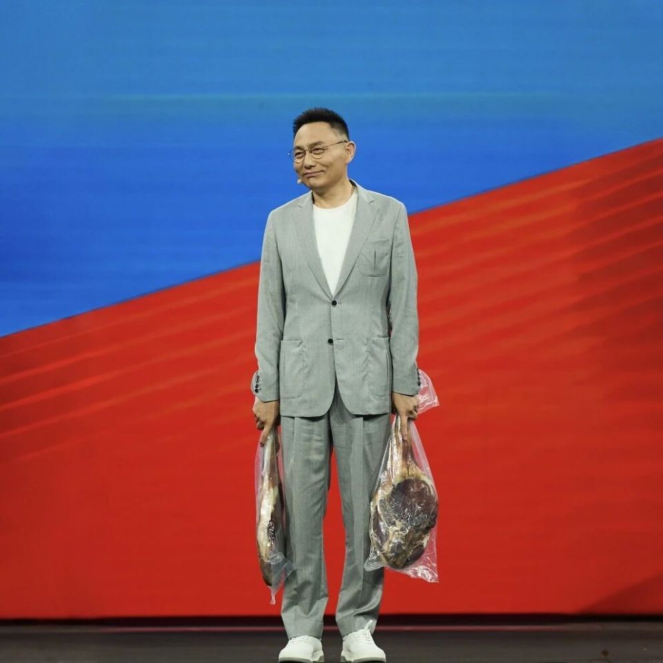 luodaman's tweet photo. 是我的嘴变叼了吗？为啥感觉罗振宇 2026 年的跨年演讲不如以前了？反正就是觉得内容没那么 “解渴” 了。
早年的演讲还都是前瞻性的商业洞察和实用认知框架，现在更多是事后总结的常识和温情金句，干货稀释不少。还有就是广告植入太密集吧，几乎每个案例都绑着带货，演讲快变成 “卖货大会”了。 https://t.co/Bya7Bl08MX