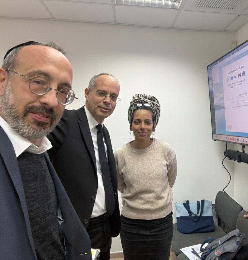 ayeletlash9's tweet image. יוצאת עכשיו משלוש שעות של קרקס, טקס הקראת ציוצים הזוי ומטורלל, שכולו מהכיס שלכם. לפחות 8 אנשים (3 שופטות, קלדנית, שתי תובעות, שני עדים) קיבלו היום משכורת מהכיס שלכם על כך שהקריאו לאיילת לאש פוסטים וציוצים, שאפילו המשטרה כבר חקרה עליהם (אחרי שלא ראתה בהם שום בעיה אבל נאלצה לחקור…